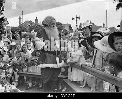 Une photographie de Sam Hood datant de 1939 montre un arbre de Noël au Norland Nursing Home à Ashfield. L'image capture les décorations festives, y compris une figure du Père Noël, marquant la saison des fêtes au Norland Nursing College. Banque D'Images
