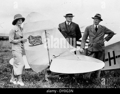 Photographie historique de l'aviatrice australienne Nancy Bird et de son nouvel avion, le Leopard Moth, prise en 1935 avant son départ pour Bourke. L'image montre également le directeur général et gérant de Vita-Lick Ltd. Banque D'Images