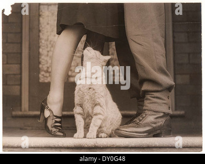 Cette photographie, prise par Sam Hood, montre un soldat faisant ses adieux à son chat, Bobbie, à Sydney entre 1939 et 1945. L'image capture un moment de connexion personnelle au milieu de la tourmente de la guerre. Banque D'Images