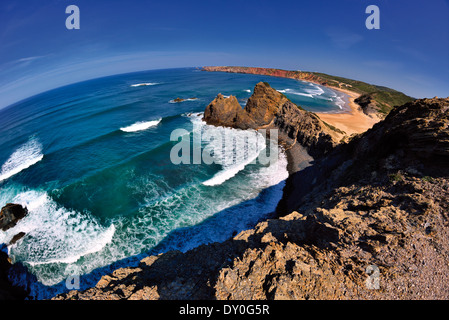 Le Portugal, l'Algarve : Fisheye vue de la côte autour de Carrapateira Banque D'Images