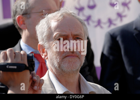 MP Jeremy Corbyn (main-d'Islington (Nord) à une manifestation Banque D'Images