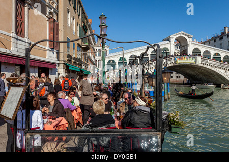 Les repas en plein air par le pont du Rialto, Venise, Italie Banque D'Images