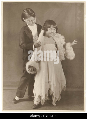 Cette photographie des années 1930 réalisée par Sam Hood capture des enfants interprètes à Sydney, mettant en valeur leurs talents sur scène dans le contexte de la scène dynamique des arts de la scène à cette époque. Banque D'Images