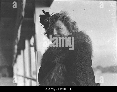 Cette photographie, prise le 12 juin 1939 par Sam Hood, montre la chanteuse d'opéra Marjorie Lawrence arrivant par paquebot dans le port de Sydney. Lawrence, une soprano wagnérienne renommée, est capturée avec un sourire chaleureux alors qu'elle arrive pour une performance en Australie. Banque D'Images