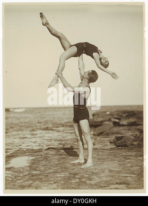 Acrobates, Sydney, 1930 / Sam Hood Banque D'Images