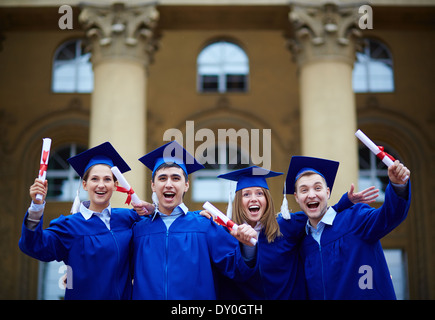 Groupe d'étudiants de toges dans smart holding diplomas Banque D'Images