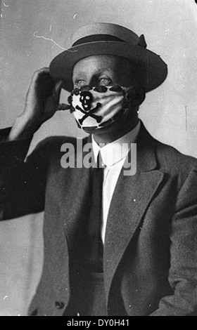 Masque obligatoire, mis en place pour lutter contre l'épidémie de grippe après la Seconde Guerre mondiale, 1918-1919 / Sam Hood Banque D'Images