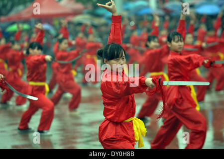 Wuming, la région autonome Zhuang du Guangxi. 2ème apr 2014. Les gens de l'ethnie Zhuang effectuer à l''San Yue San' Festival à Wuming County, Chine du Sud, région autonome Zhuang du Guangxi, le 2 avril 2014. Le festival qui tombe le 3e jour du 3e mois en chinois calendrier lunaire, est célébrée par les gens de nombreux groupes ethniques en Chine. Credit : Zhou Hua/Xinhua/Alamy Live News Banque D'Images