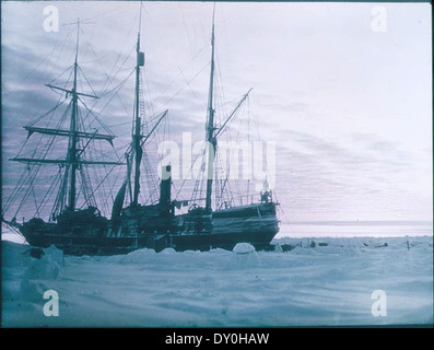 Cette image emblématique, capturée par Frank Hurley lors de l'expédition impériale transantarctique de 1915, montre la lueur rose du soleil levant illuminant une crête de pression en Antarctique. Les photographies de Hurley ont documenté les conditions difficiles auxquelles les explorateurs ont été confrontés au cours de leur voyage historique. Banque D'Images