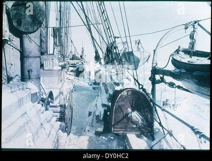 Cette photographie de 1915 de Frank Hurley montre le pont du navire 'Endurance' pendant l'expédition impériale trans-antarctique. L'image emblématique capture le navire au milieu de l'environnement difficile de l'Antarctique dans le cadre de l'exploration menée par Ernest Shackleton. Banque D'Images