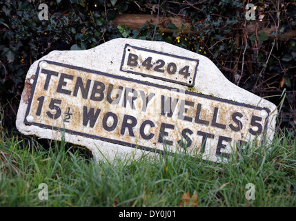 A broken road sign sur la B4204 près de Tenbury Wells, Worcestershire UK Banque D'Images