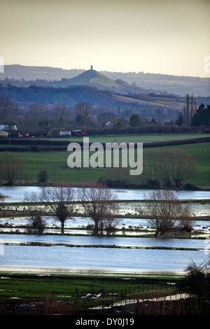 Vue de Tor de Glastonbury de Burrow Mump sur les champs inondés des Somerset Levels UK Mars 2014 Banque D'Images