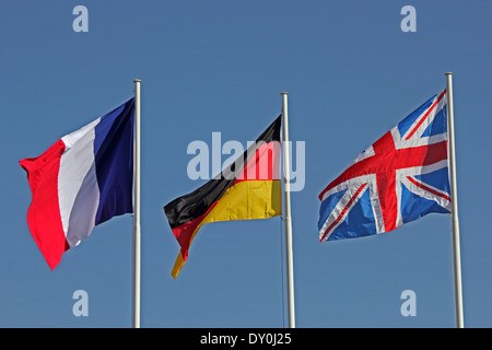 Français, allemand et britannique drapeaux battant contre le ciel bleu Banque D'Images