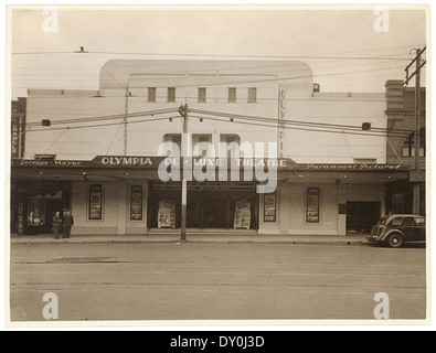 Cette photographie des années 1930 de Sam Hood capture le théâtre Olympia à Annandale, en Nouvelle-Galles du Sud, mettant en valeur une vue historique de la région et ses caractéristiques architecturales. L'image fait partie de la collection de la Bibliothèque d'État de Nouvelle-Galles du Sud. Banque D'Images