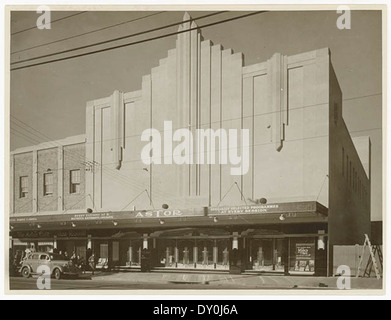 Cette photographie des années 1930 de Sam Hood capture l'Astor à Burwood, en Nouvelle-Galles du Sud, offrant un aperçu de l'architecture et du développement urbain de la région au début du XXe siècle. Il reflète l’évolution du paysage de Burwood dans la banlieue de Sydney. Banque D'Images
