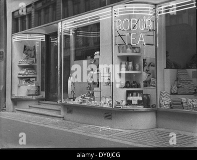 Cette photographie, prise par Sam Hood le 28 mars 1939, montre une boutique à Maroubra Junction, Sydney. Il fournit un aperçu de la vie commerciale dans la banlieue à la fin des années 1930 Banque D'Images