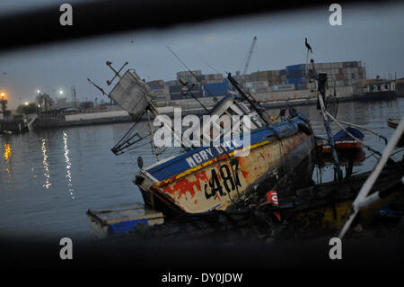 Iquique, Chili. 2ème apr 2014. Un bateau endommagé est vue à une station après un tremblement de terre dans la région de Tarapaca Iquique, au nord du Chili, le 2 avril 2014. Un séisme de magnitude 8,2 a frappé au large de la côte nord du Chili mardi, laissant 5 morts et trois blessés graves, tandis que des milliers de personnes ont été évacuées en raison d'une alerte au tsunami. Crédit : Pablo Vera/Agencia Uno/Xinhua/Alamy Live News Banque D'Images