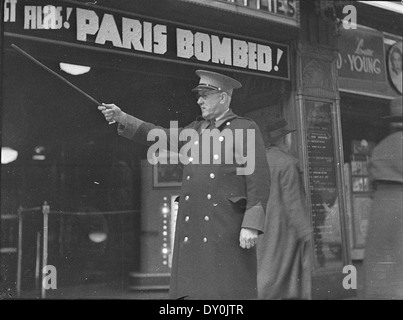 En juillet 1940, le photographe Sam Hood a capturé une image de Clyde Cook, un commissionnaire, au milieu de la couverture médiatique du bombardement de Paris pendant la seconde Guerre mondiale cette image reflète l'impact des événements de guerre sur la vie civile. Banque D'Images