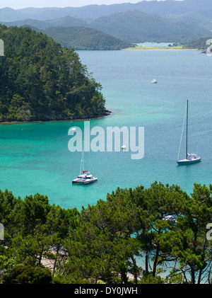 Vue vers l'Est du haut de l'île de Motuarohia sur la baie des îles. Voiliers amarrés. Banque D'Images