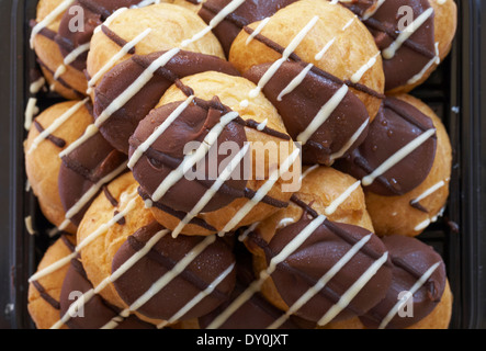 Marks & Spencer profiterole dessert pile Banque D'Images