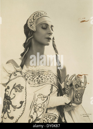 Olga Spessiva dans Prince Igor costume, ca. 1934 / Studio Lipnitzki, 109 Fg St Honoré. Paris Banque D'Images