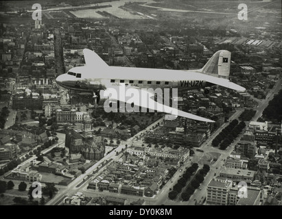 Cette photographie des années 1940 montre l'ANA DC-3 Kurana, VH-UZK, survolant Melbourne, mettant en vedette l'emblématique avion de ligne Douglas DC-3. Banque D'Images