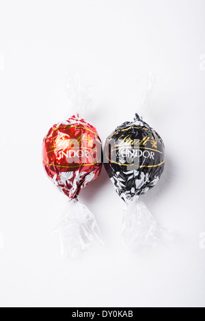 Truffes au chocolat Lindt Lindor deux - lait et chocolat noir Banque D'Images