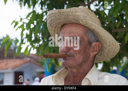 Portrait man smoking cigar Cuba Vinales Banque D'Images
