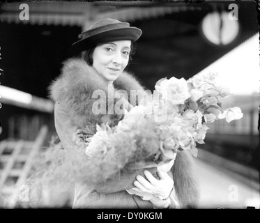 Olga Spessiva, ballerine, Central Station, Sydney, 1934 / photographe Sam Hood Banque D'Images