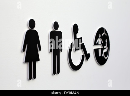 Signes sur une toilette montrant féminin, masculin, mobilité et changer bébé equipements Banque D'Images