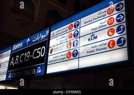 Afficher l'information dans la salle des départs à l'Aéroport International de Dubaï, Émirats Arabes Unis Banque D'Images