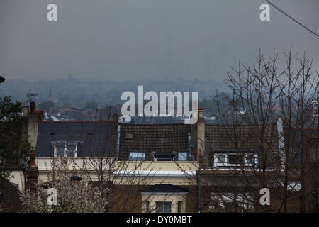 Londres, Royaume-Uni. Le 02 avril 2014. La pollution industrielle de l'Europe et la poussière de la région du Sahara crée une couche de smog sur la ville de Londres. À peine visible à travers l'air pollué, les bâtiments semblent disparaître dans la mauvaise qualité de l'air. Ici la ville est pratiquement invisible à partir de Crystal Palace. Crédit : Michael Kemp/Alamy Live News Banque D'Images