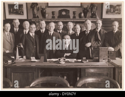 Cette photographie prise le 29 février 1939 montre le premier ministre Bertram Stevens et son cabinet dans le Colonial Secretary's Building, à Sydney. L'image capture les dirigeants politiques de l'époque dans leur cadre de bureau. Banque D'Images