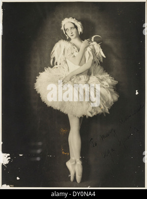 Olga Spessiva en costume de Swan Lake, 1934 / photographe Sydney Fox Studio, 3ème étage, 88 King St, Sydney Banque D'Images