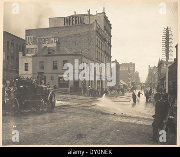 Nettoyage des rues à partir de vues prises pendant les opérations de nettoyage, zone de quarantaine, Sydney, 1900, vol. I / sous la supervision de M. George McCredie, F.I.A., N.S.W. photographié par John Degotardi Jr Banque D'Images