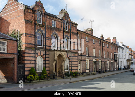 Les bâtiments en brique rouge de style victorien et maisons à Severn Street, Welshpool Powys, Banque D'Images