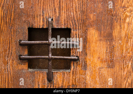 Détail d'un judas dans une vieille porte en bois de fer Banque D'Images