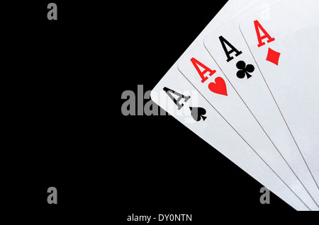 Quatre cartes à jouer poker aces blanc isolé sur fond noir Banque D'Images