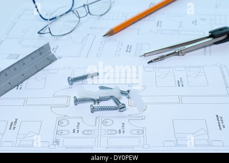 Lunettes, boussole, règle et crayon sur les dessins architecturaux Banque D'Images