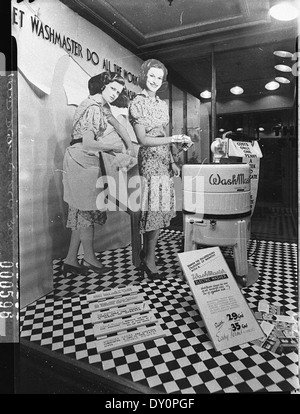 Cette photographie montre une vitrine d'une machine à laver à essoreuse WashMaster chez Marcus Clark's à Sydney, prise par Sam Hood en juin 1939. Il reflète les appareils électroménagers populaires de l'époque. Banque D'Images