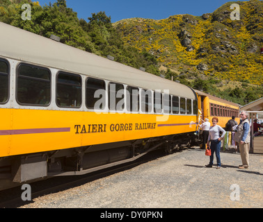 Passagers attendent sur la plate-forme à Hindon Taieri Gorge sur la station de chemin de fer touristique, Nouvelle-Zélande Banque D'Images