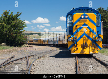 Fer Taieri Gorge train, Nouvelle-Zélande - un DJ locomotive diesel-électrique de classe sur la ligne touristique Banque D'Images