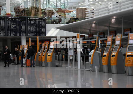 (140402) -- MUNICH, 2 avril 2014 (Xinhua) -- Photo prise le 2 avril 2014 montre l'enregistrement de la compagnie aérienne Lufthansa de machines à l'aéroport international de Munich, Allemagne du sud. Les pilotes de la Lufthansa ont commencé leur grève de trois jours le mercredi, le coup d'envoi de la plus grande grève dans l'histoire de l'entreprise et Lufthansa paralyse le trafic aérien en grande partie à la plus grande compagnie aérienne. (Xinhua/Chanson Guocheng) Banque D'Images