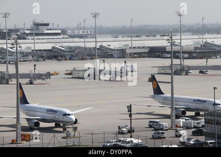 (140402) -- MUNICH, 2 avril 2014 (Xinhua) -- Photo prise le 2 avril 2014 montre le tarmac de l'aéroport international de Munich, Allemagne du sud. Les pilotes de la Lufthansa ont commencé leur grève de trois jours le mercredi, le coup d'envoi de la plus grande grève dans l'histoire de l'entreprise et Lufthansa paralyse le trafic aérien en grande partie à la plus grande compagnie aérienne. (Xinhua/Chanson Guocheng) Banque D'Images