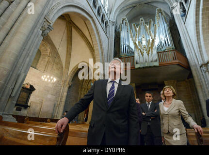 Le président du conseil d'Etat du canton de Genève François Longchamp (2ND-R) et City Guide Evelyn Riedener-Meyer mener le président allemand Joachim Gauck (L) et son partenaire Daniela Schadt (R) grâce à l'historique cathédrale Saint Pierre. Visites Gauck Suisse pendant deux jours. Photo : Rainer Jensen/dpa Banque D'Images