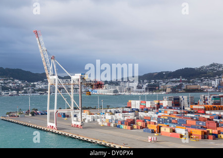 Wellington, Nouvelle-Zélande - grue à quai et des conteneurs d'expédition dans le port Banque D'Images