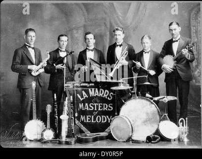 La Marr's Dance Band à Albury, Nouvelle-Galles du Sud, capturé en 1926. Le groupe comprend divers musiciens avec des instruments tels que la batterie, la guitare, la trompette, le banjo, la clarinette, violon et xylophone, dans un style des années 1920. Un portrait vintage de six hommes debout à l'intérieur. Banque D'Images
