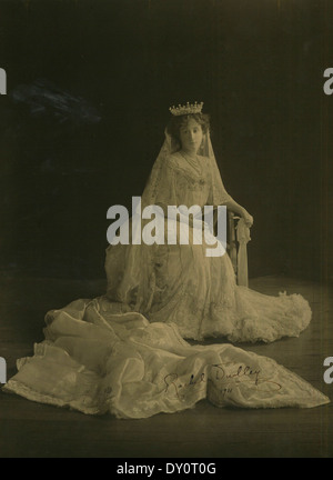 Portrait de l'épouse du gouverneur, Rachel, Lady Dudley, en robe de cour, 1911, autographié et présenté à la NSW Bush Nursing Association / photographe inconnu, Londres Banque D'Images