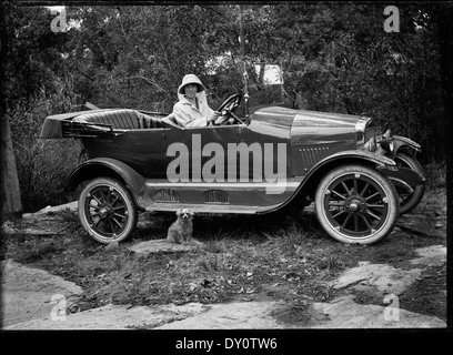 Femme avec sa nouvelle voiture et Maxwell, chien Shoalhaven, ca. 1920 / photographe Cyrus S. Moss Banque D'Images