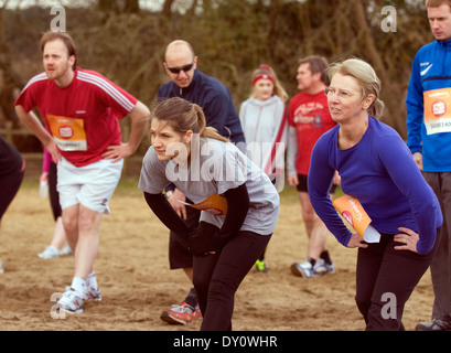 Coureurs bénévoles pour Sport Relief 2014 l'échauffement avant la course, Frensham, UK. Banque D'Images